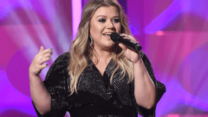 Kelly Clarkson reveals extreme weight loss at Simon Cowell's Hollywood Walk of Fame ceremony 54